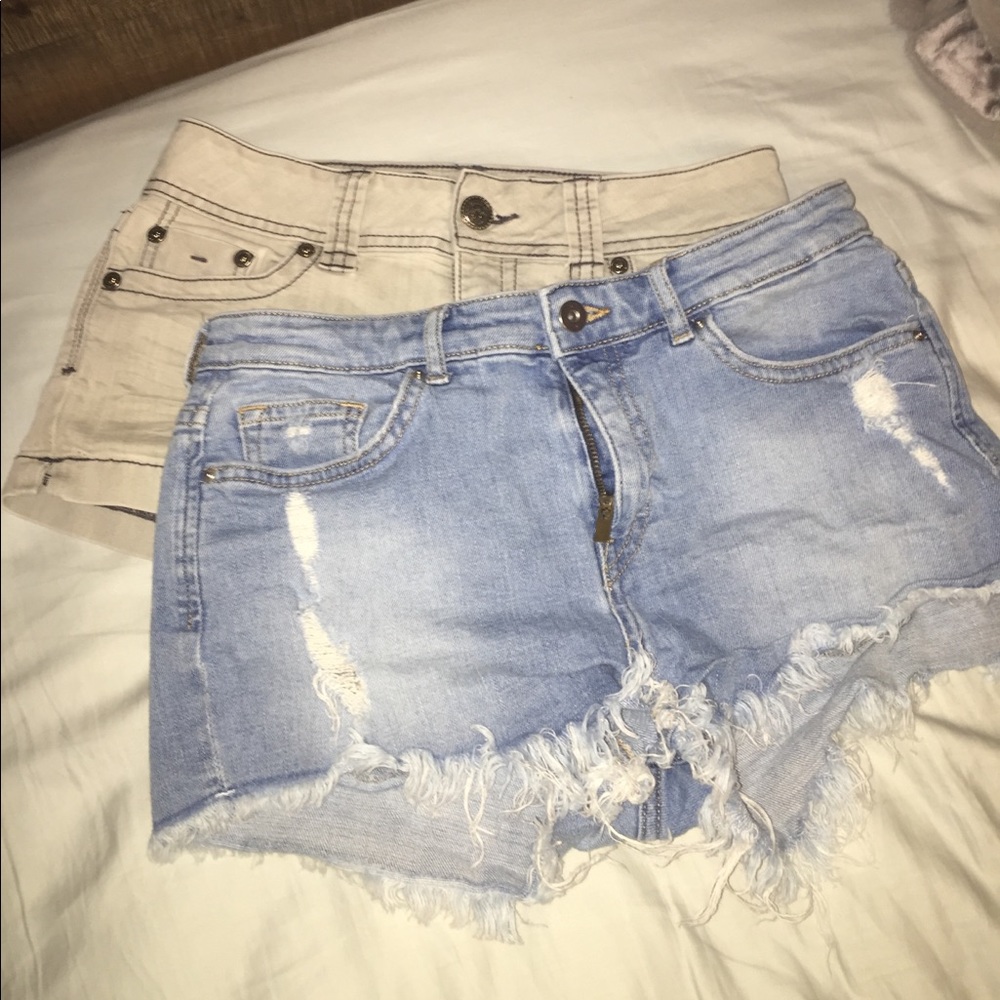 light wash distressed denim jean shorts - Picture 3 of 3